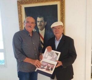 César Pires entrega a Sarney álbum com registro de homenagem da Uema ao ex-presidente