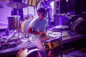 A entrega da sonhada bateria amarela do menino Pedro Miguel