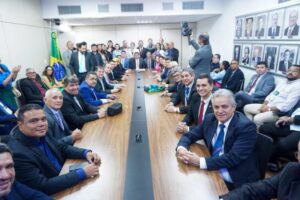 Juscelino Filho recebe prefeitos para debater ações dos setores de telecomunicações e radiodifusão