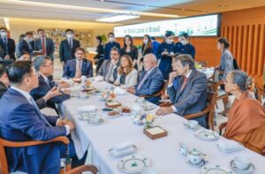 Juscelino Filho com Lula na visita a Huawei