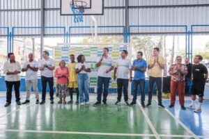 Fernando Braide acompanha entrega da nova quadra poliesportiva da Praça 7 Palmeiras, na Vila Embratel