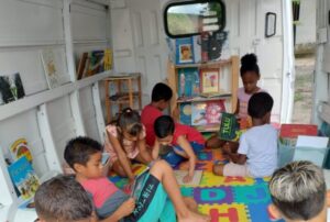 Projeto Ler é Viver movimenta férias na Vila Maruaí com leitura, teatro e diversão