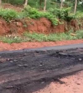 Absurdo! Condutor de trator de cor azul baixa a lâmina e danifica novo asfalto colocado pelo prefeito Fernando Pessoa na estrada do Arroz