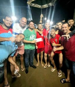 Enquanto Tema criticava time do TEC e premiava times de outro município, Fernando premiava vencedores do torneio de beach soccer em Tuntum