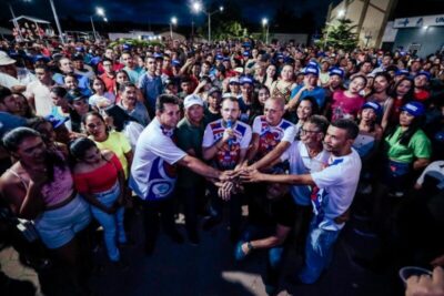 Uma multidão acompanha o jovem prefeito Fernando Pessoa em evento no povoado Ipu-Iru