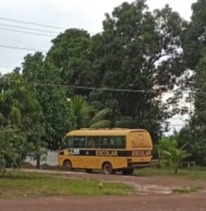 Ônibus escolar está quebrado há mais de três meses em Anajatuba