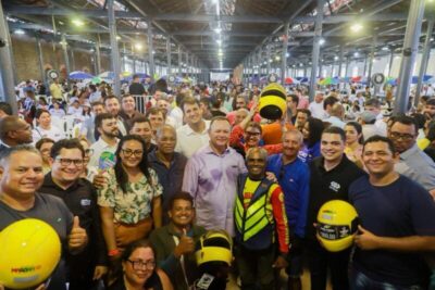 Governo anuncia 8 mil capacetes para motociclistas e entrega 1,5 mil carrinhos para vendedores informais