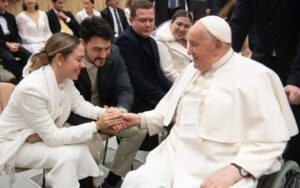 Papa abençoa filha de desembargador e médico, maranhenses recém casados, em lua de mel em Roma