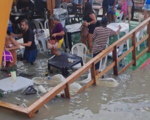 Imagens mostram bar flutuante em balsa naufragando em Raposa; veja