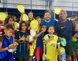 Dr Joel acompanha entrega de quadra poliesportiva, no Residencial Amendoeiras
