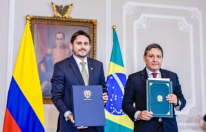 Juscelino Filho assina acordo internacional em viagem do presidente Lula a Colômbia