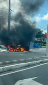 Veículo pega fogo em frente ao Detran