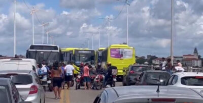 Motoqueiro morre após bater com ônibus na ponte do São Francisco