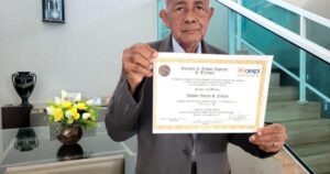 Timonense de 80 anos conclui curso e recebe diploma de bacharel em direito
