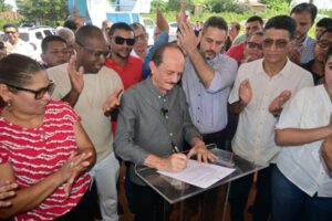 Prefeito assina ordem de serviço para início imediato de obras na estrada do Apicum