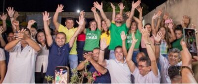 Uma multidão vai a residência de Renato Santos para declarar apoio a sua pré-candidatura a prefeito de Colinas