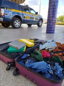 Vídeo: Passageira de ônibus é detida com 12kg de cocaína no Maranhão