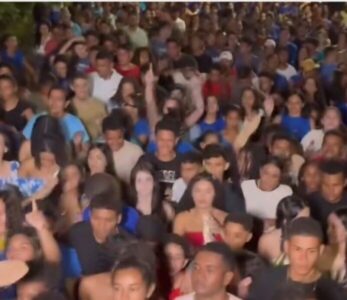 Uma multidão acompanha a Professora Leide pelas ruas de Governador Acher na abertura da campanha a reeleição