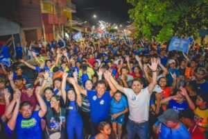 Milhares de pessoas acompanham Raimundinho, Aristeu e o Ministro Juscelino pelas ruas de Presidente Dutra