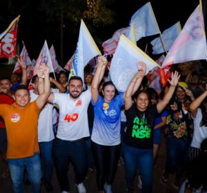 Multidão lota ruas de Ribamar durante caminhada histórica de Dudu Diniz