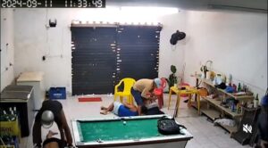 VÍDEO: Homens publicam aposta em rede social, exibem dinheiro e são roubados dentro de bar em Caxias