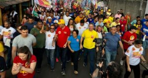 Na Vila do BEC, vias pavimentadas pelo governo do Maranhão, recebem Rafael e o Arrastão da Mudança