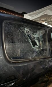 ABSURDO! Apoiadores de Fred Campos quebram vidro do carro da equipe do Dr. Felipe Gonçalo em Paço do Lumiar