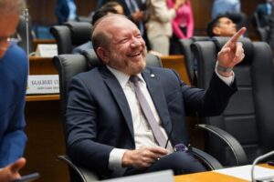 Othelino vota contra criação de mais um órgão do governo e faz balanço das eleições municipais