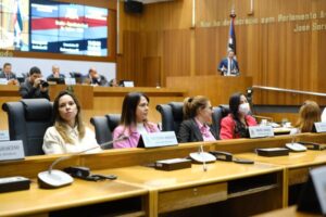 Vídeo: Em protesto, deputadas viram as costas durante fala de Yglésio na Assembleia