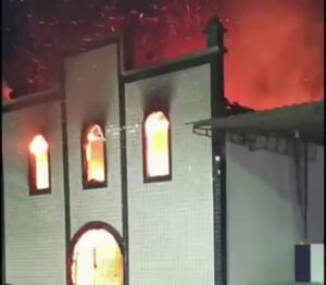 VÍDEO – Igreja católica é destruída em incêndio em São Bento