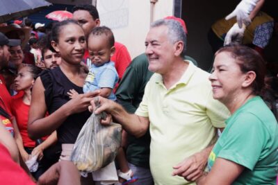 Prefeito Carrinho entrega 4 toneladas de peixe à população de Viana