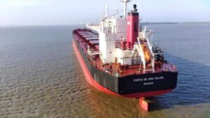 Navio desencalha e já começou a descarregar no Porto da Alumar