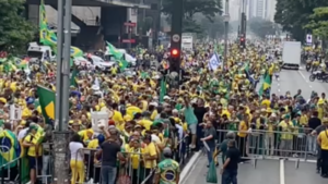 Manifestantes começam a encher av. Paulista para ato de Bolsonaro