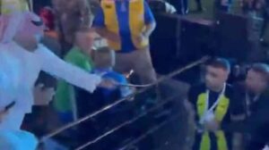 Tem jogador que merece??? Jogador de time árabe leva chicotada após perder jogo; VEJA VÍDEO