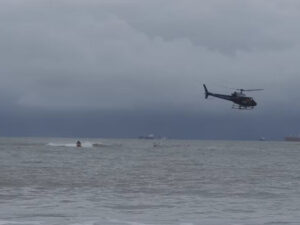 Barco com sete pessoas naufraga na orla de São Luís; ocupantes são resgatados com vida
