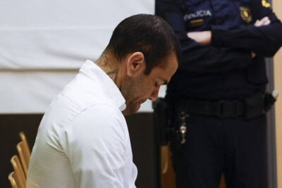 Caso Daniel Alves: jogador é condenado a 4 anos e meio de prisão