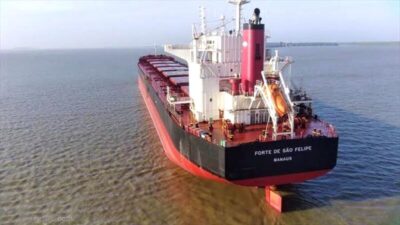 Navio Forte de São Felipe é desencalhado da Baía de São Marcos