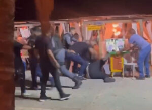 Discussão por conta, ofensas racistas e briga de ex-casal provoca confusão em bar na Península