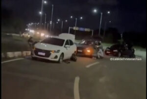 Fila de carros com pneus furados na Via Expressa, em São Luís