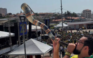 Candidato a vereador socialista toca berrante em comício de Bolsonaro na capital