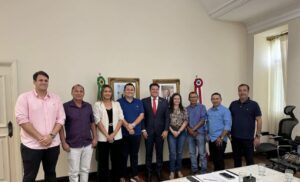 Eleições 2024: Grupos políticos de Araguanã e Nova Olinda, liderados por Flávio Amorim, são recebidos no palácio dos leões por Felipe Camarão