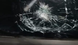 Carro de candidato a prefeito é apedrejado em Paço do Lumiar