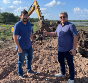Rômulo Marques e Dr Marcone acompanham de perto a construção de barreiras na zona rural de Cajapió