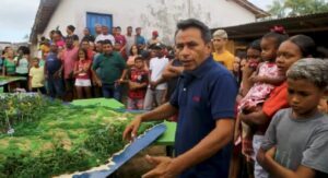 O Artista Turiense Prof. Chiquinho Cardoso faz maquete do Mapas das Américas.