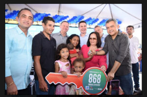 Deputado Aluízio Santos e prefeita Belezinha participam de solenidade de entrega de 868 casas em Chapadinha