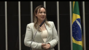 Deputada Detinha exalta o trabalho das Quebradeiras de Coco Babacu em sessão de homenagem na Câmara Federal