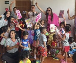 Cláudio Carvalho faz doações de brinquedos para várias instituições no dia das crianças