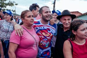 Uma multidão acompanha o Prefeito Fernando Pessoa em evento no povoado Ipu-Iru.
