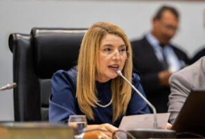 Iracema Vale promulga Resolução Legislativa que permite a antecipação de nova eleição da Mesa Diretora da Assembleia