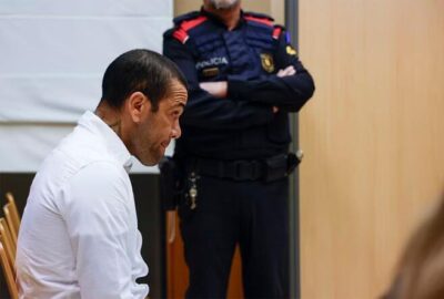 Daniel Alves: Justiça da Espanha dá liberdade provisória a ex-jogador sob fiança de 1 milhão de euros